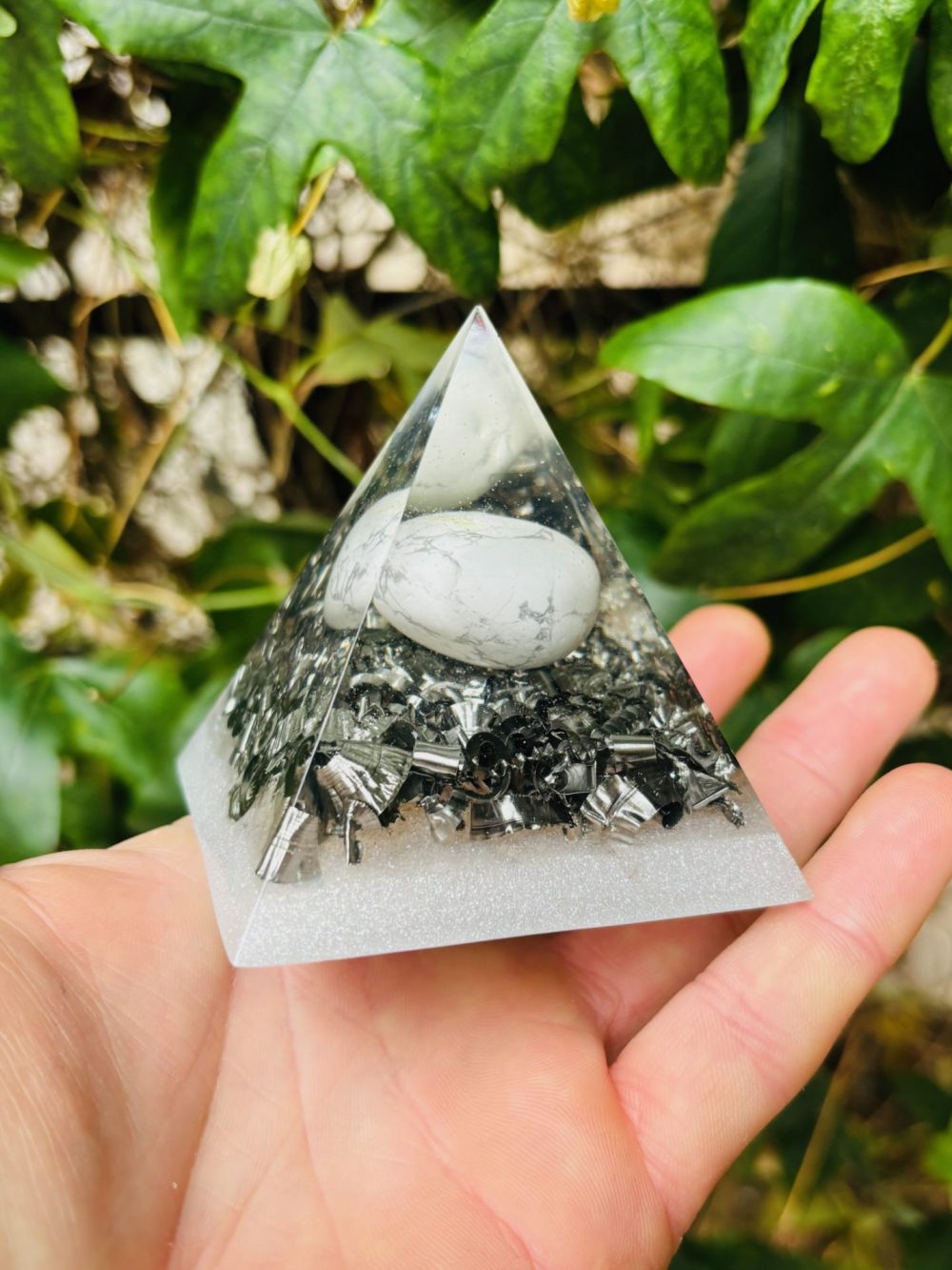 Pyramide Howlite en Orgonite – Image 2