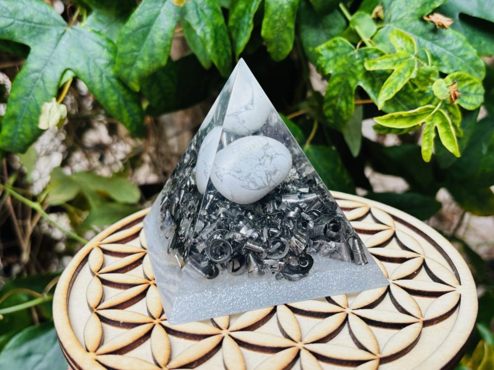 Pyramide Howlite en Orgonite