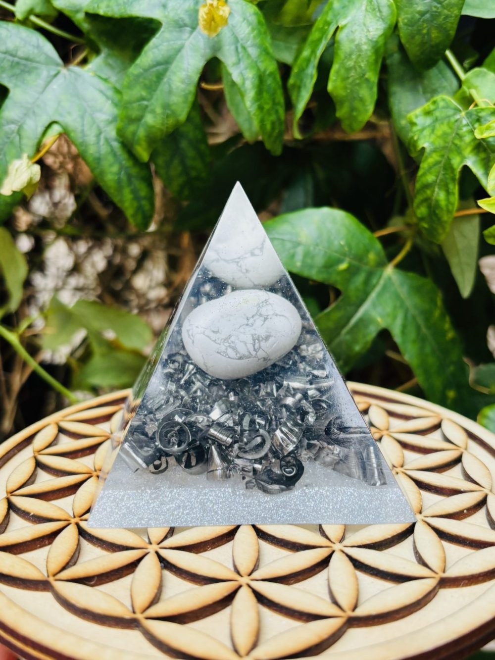 Pyramide Howlite en Orgonite – Image 3